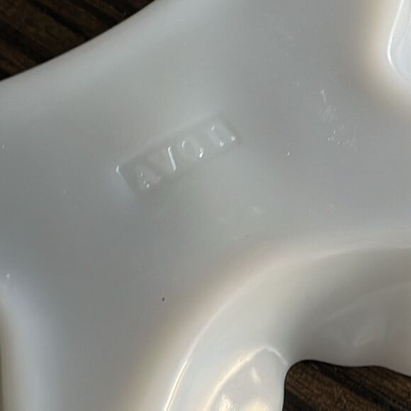 AVON White Milk Glass Butterfly Vanity Trinket Ring Soap Dish 6" Vintage 1970’s - Picture 4 of 7